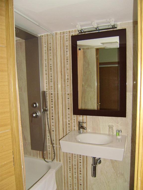 Hostal Miguel Angel Madrid Buitenkant foto